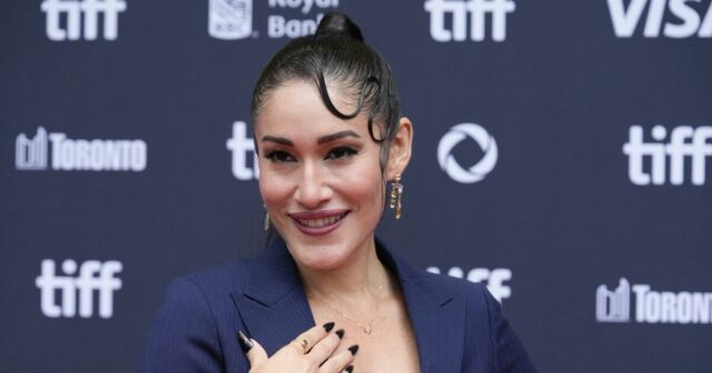 James Cameron disse uma vez que o design de 'Avatar' Neytiri começou com um jovem Q'orianka Kilcher. Agora ela está processando
