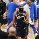 James Harden, do Cleveland Cavaliers, reage a uma chamada durante um jogo.