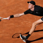 A seqüência de vitórias consecutivas de Jannik Sinner chegou a 25 partidas depois de derrotar Alexei Popyrin por 6-2 e 6-0 diante de sua torcida na terceira rodada do Aberto da Itália, na segunda-feira.
