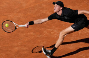 Jannik Sinner amplia domínio com 25ª vitória consecutiva A seqüência de vitórias consecutivas de Jannik Sinner chegou a 25 partidas depois de derrotar Alexei Popyrin por 6-2 e 6-0 diante de sua torcida na terceira rodada do Aberto da Itália, na segunda-feira.