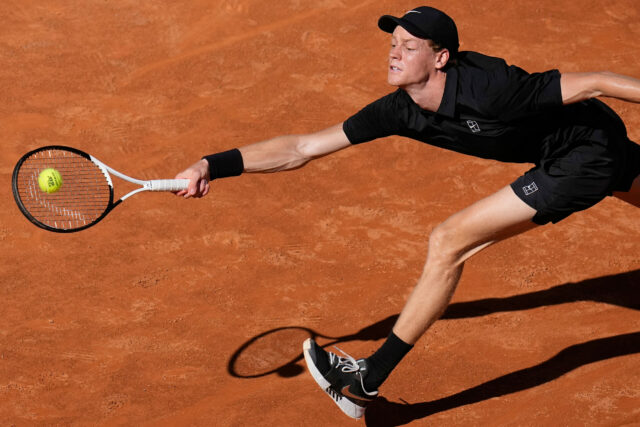 A seqüência de vitórias consecutivas de Jannik Sinner chegou a 25 partidas depois de derrotar Alexei Popyrin por 6-2 e 6-0 diante de sua torcida na terceira rodada do Aberto da Itália, na segunda-feira.