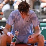 Jannik Sinner em tempestade de 'fraude de calor' no Aberto da França: o número 1 do mundo é nocauteado - depois de ser acusado de usar táticas desonestas para escapar da onda de calor de 32C em Paris