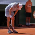 Jannik Sinner, da Itália, reage ao jogar contra Juan Manuel Cerundolo, da Argentina, durante a partida de tênis individual masculino da segunda rodada do torneio de tênis do Aberto da França em Paris, quinta-feira, 28 de maio de 2026.