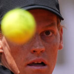 Jannik Sinner quebra recorde do Masters e chega às semifinais do Aberto da Itália