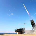 Soldados da Força Terrestre de Autodefesa do Japão disparam mísseis superfície-navio Tipo 12 (SSM-12) como parte do exercício de naufrágio RIMPAC 24 (SINKEX) em 12 de julho de 2024.