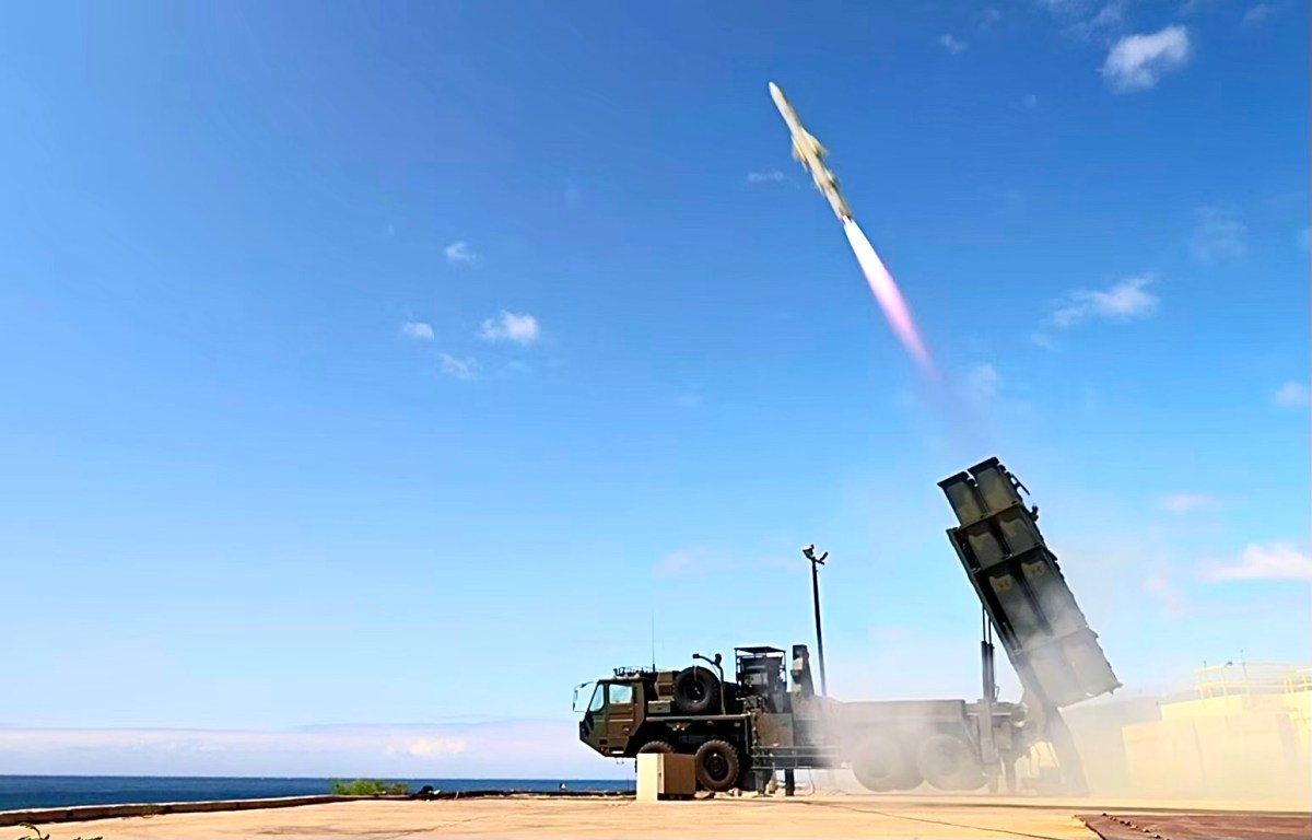 Soldados da Força Terrestre de Autodefesa do Japão disparam mísseis superfície-navio Tipo 12 (SSM-12) como parte do exercício de naufrágio RIMPAC 24 (SINKEX) em 12 de julho de 2024.