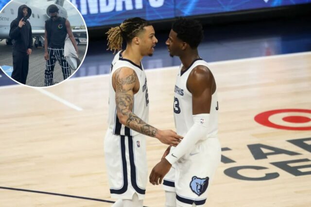 Jaren Jackson Jr. 'arrasado' com a morte de Brandon Clarke: Dois jogadores do Memphis Grizzlies, Desmond Bane e Jaren Jackson Jr., conversando na quadra durante o sexto jogo da série Minnesota Timberwolves.