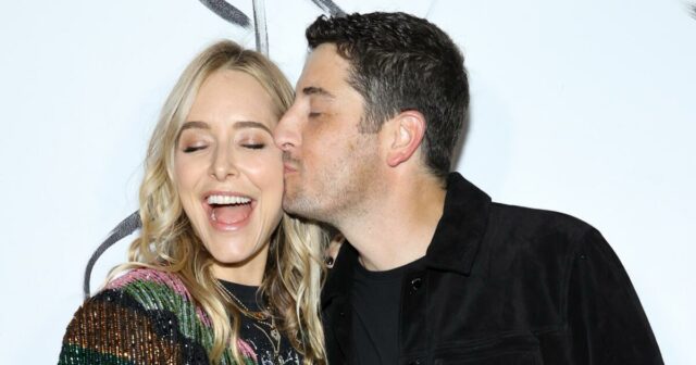 Jason Biggs e Jenny Mollen estão se separando após 18 anos, mas permanecem 'em ótimas condições'
