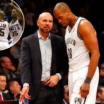 O técnico Jason Kidd do Brooklyn Nets conversa com Jason Collins #98 durante um jogo contra o Sacramento Kings no Barclays Center em 9 de março de 2014