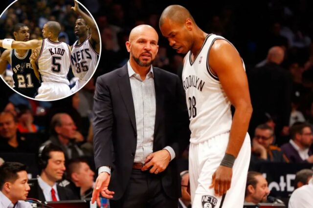 O técnico Jason Kidd do Brooklyn Nets conversa com Jason Collins #98 durante um jogo contra o Sacramento Kings no Barclays Center em 9 de março de 2014