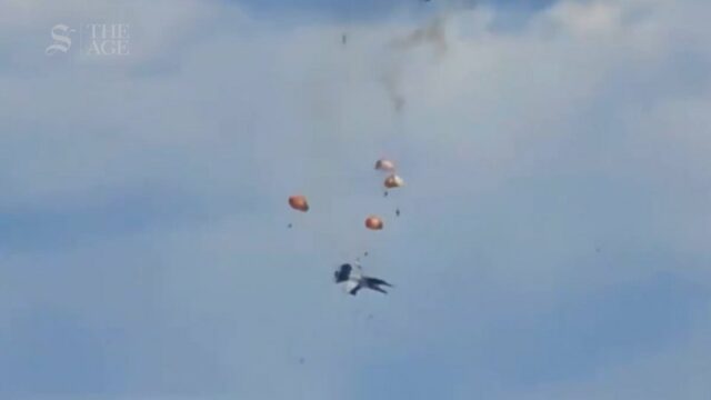 Jatos da Marinha dos EUA colidem no ar em show aéreo de Idaho
