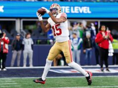 Jauan Jennings assina contrato de um ano com os Vikings no valor de até US$ 13 milhões O jogador do San Francisco 49ers, Jauan Jennings, pegando uma bola de futebol.