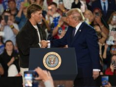 Jaxson Dart apresentando Trump no Rally atrai fãs e jogadores da NFL NFL quarterback Jaxson Dart, with the New York Giants introduces President Donald Trump during a