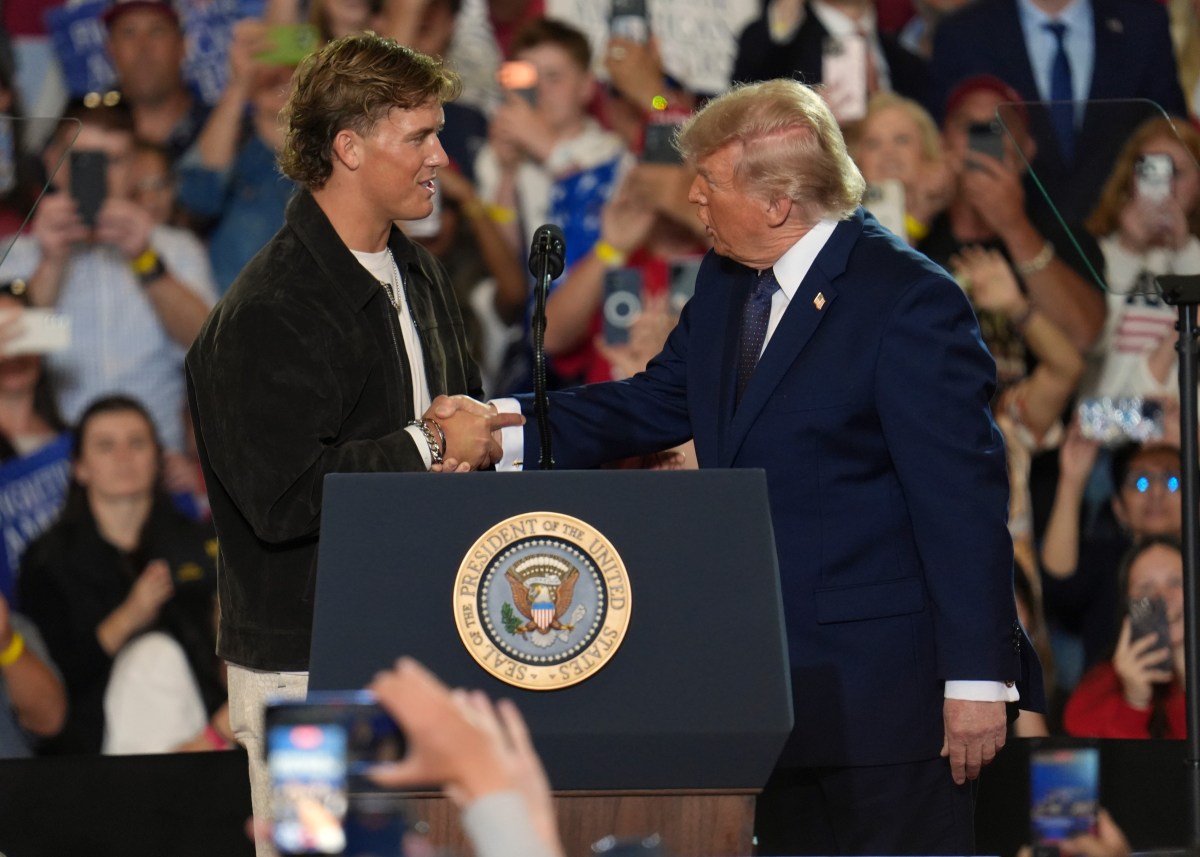 Jaxson Dart apresentando Trump no Rally atrai fãs e jogadores da NFL