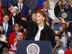 Jaxson Dart fala com companheiros de equipe dos Giants após polêmica sobre introdução de Trump O quarterback do New York Giants, Jaxson Dart, falando em um comício com uma multidão ao fundo.
