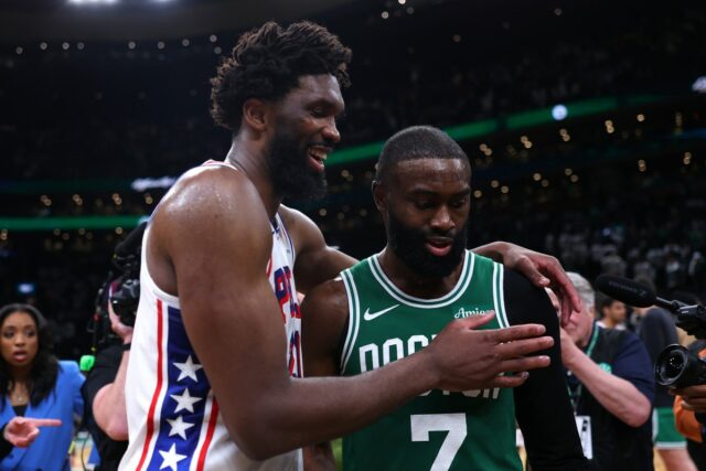 Jaylen Brown acusa Joel Embiid de 'flopar' depois que 76ers eliminaram o Celtics
