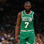 Jaylen Brown, do Celtics, recebeu multa pesada da NBA por comentários na transmissão ao vivo