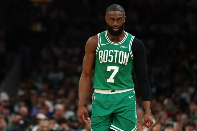 Jaylen Brown, do Celtics, recebeu multa pesada da NBA por comentários na transmissão ao vivo
