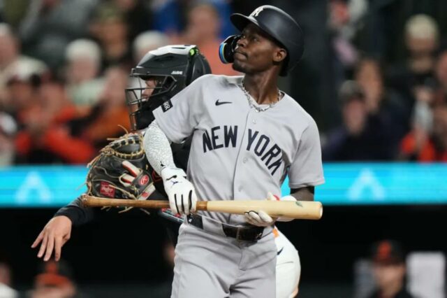 Jazz Chisholm Jr. reage após ser eliminado na nona entrada da derrota dos Yankees para os Orioles em 11 de maio de 2026 em Baltimore. 