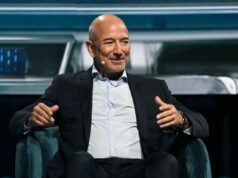 Jeff Bezos tem um plano para alterar impostos em milhões Amazon's founder Jeff Bezos speaks during the American Business Forum at the Kaseya Center in Miami on November 6, 2025.