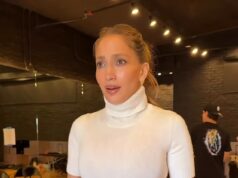 Jennifer Lopez, 56, mostra seu abdômen incrivelmente esculpido em um top curto enquanto pratica para a próxima etapa da turnê Jennifer Lopez aproveitou outra oportunidade para exibir seu abdômen esculpido em um top curto e jeans com cordões em um vídeo exagerado postado em seu Instagram na sexta-feira.