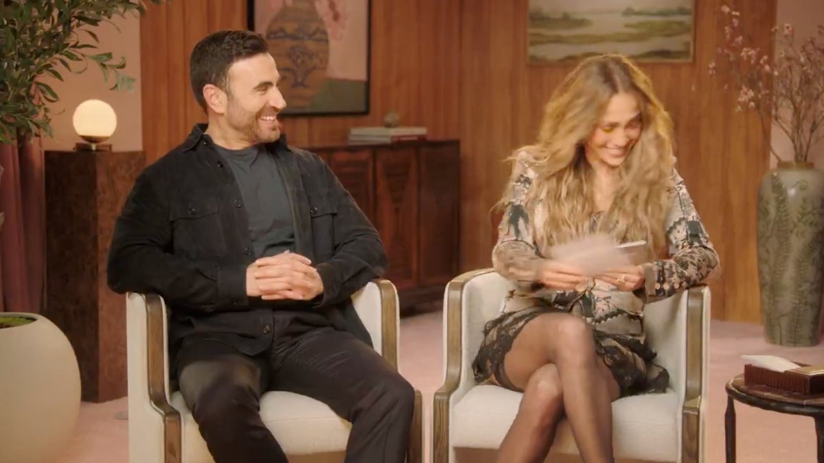 Jennifer Lopez chocada com o conhecimento quase perfeito de Brett Goldstein sobre seus filmes | Vídeo