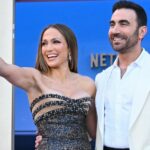 Jennifer Lopez sobre o encontro com o costar Brett Goldstein de 'Office Romance' pela primeira vez e aquele vídeo viral 'fora do campus': 'O show é tão fofo e eu adoro isso'