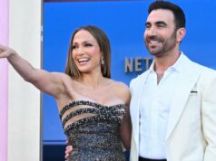 Jennifer Lopez sobre o encontro com o costar Brett Goldstein de ‘Office Romance’ pela primeira vez e aquele vídeo viral ‘fora do campus’: ‘O show é tão fofo e eu adoro isso’ Jennifer Lopez sobre o encontro com o costar Brett Goldstein de 'Office Romance' pela primeira vez e aquele vídeo viral 'fora do campus': 'O show é tão fofo e eu adoro isso'