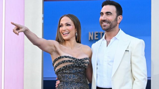Jennifer Lopez sobre o encontro com o costar Brett Goldstein Jennifer Lopez sobre o encontro com o costar Brett Goldstein de 'Office Romance' pela primeira vez e aquele vídeo viral 'fora do campus': 'O show é tão fofo e eu adoro isso'