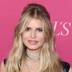 Jessica Simpson defende voar na primeira classe com seus três filhos no ônibus