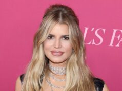 Jessica Simpson defende voar na primeira classe com seus três filhos no ônibus Jessica Simpson defende voar na primeira classe com seus três filhos no ônibus
