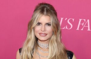 Jessica Simpson defende voar na primeira classe com seus três filhos no ônibus Jessica Simpson defende voar na primeira classe com seus três filhos no ônibus
