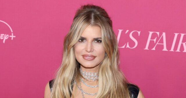 Jessica Simpson defende voar na primeira classe com seus três Jessica Simpson defende voar na primeira classe com seus três filhos no ônibus