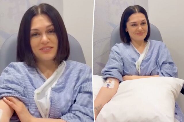 Jessie J revela grande atualização na batalha contra o câncer Jessie J com uma intravenosa no braço e vestindo uma bata de hospital, anunciando que está livre do câncer.