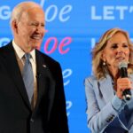 O presidente dos EUA, Joe Biden, junta as mãos ao fazer seu discurso de despedida à nação no Salão Oval da Casa Branca em 15 de janeiro de 2025 em Washington, DC