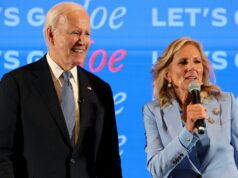 Jill Biden diz que pensou que Joe estava tendo um derrame durante o maldito debate sobre Trump: ‘Me assustou até a morte’ O presidente dos EUA, Joe Biden, junta as mãos ao fazer seu discurso de despedida à nação no Salão Oval da Casa Branca em 15 de janeiro de 2025 em Washington, DC