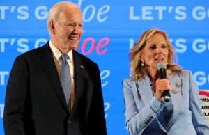 Jill Biden diz que pensou que Joe estava tendo um derrame durante o maldito debate sobre Trump: ‘Me assustou até a morte’ O presidente dos EUA, Joe Biden, junta as mãos ao fazer seu discurso de despedida à nação no Salão Oval da Casa Branca em 15 de janeiro de 2025 em Washington, DC