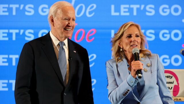 O presidente dos EUA, Joe Biden, junta as mãos ao fazer seu discurso de despedida à nação no Salão Oval da Casa Branca em 15 de janeiro de 2025 em Washington, DC