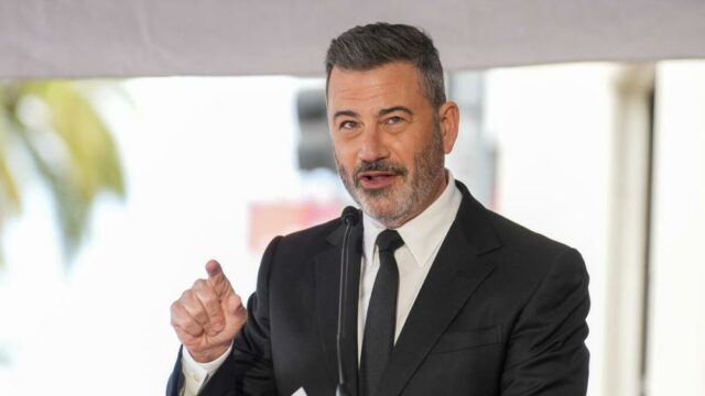 Jimmy Kimmel chora e chama Adam Carolla de seu ‘parceiro de vida’ na cerimônia da Calçada da Fama de Hollywood: ‘Se isso parece gay para você, foi e é’
