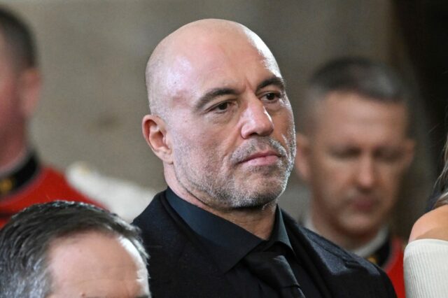 Joe Rogan responde ao acordo de IRS de Donald Trump Joe Rogan stands for a benediction after President Donald Trump was sworn in at the U.S. Capitol in Washington, D.C., on January 20, 2025. (Saul Loeb/pool photo via AP, File)