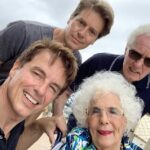 John Barrowman revelou que sua mãe, Marion, morreu aos 91 anos, enquanto ele compartilhava uma homenagem comovente no Instagram (foto com sua mãe, pai e marido Scott)