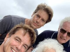 John Barrowman revela que sua mãe, Marion, morreu aos 91 anos, enquanto compartilha uma homenagem comovente – quatro meses após a morte de seu amado cachorro John Barrowman revelou que sua mãe, Marion, morreu aos 91 anos, enquanto ele compartilhava uma homenagem comovente no Instagram (foto com sua mãe, pai e marido Scott)