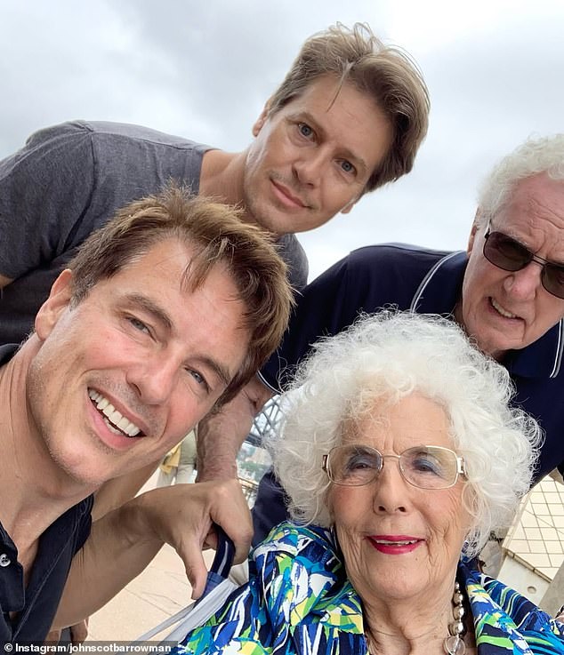 John Barrowman revela que sua mãe, Marion, morreu aos 91 John Barrowman revelou que sua mãe, Marion, morreu aos 91 anos, enquanto ele compartilhava uma homenagem comovente no Instagram (foto com sua mãe, pai e marido Scott)
