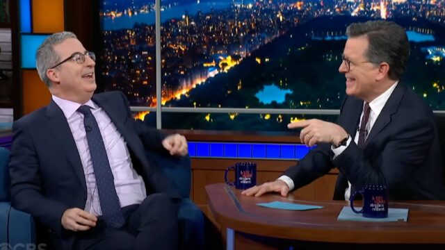 John Oliver incentiva todos a assistirem à última semana de Stephen Colbert