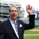 John Sterling acena para a multidão enquanto é homenageado pelos Yankees em uma cerimônia pré-jogo ao se aposentar como “The Voice Of The Yankees” quando o New York Yankees jogou contra o Tampa Bay Rays no sábado, 20 de abril de 2024, no Yankee Stadium, no Bronx, NY. (Para a foto do NY POST/Robert Sabo) New York Yankees x Tampa Bay Rays