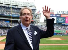 John Sterling, voz lendária dos Yankees, morto aos 87 anos John Sterling acena para a multidão enquanto é homenageado pelos Yankees em uma cerimônia pré-jogo ao se aposentar como “The Voice Of The Yankees” quando o New York Yankees jogou contra o Tampa Bay Rays no sábado, 20 de abril de 2024, no Yankee Stadium, no Bronx, NY. (Para a foto do NY POST/Robert Sabo) New York Yankees x Tampa Bay Rays