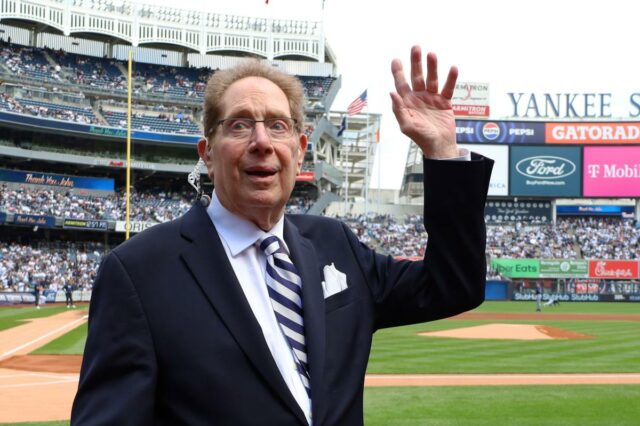 John Sterling acena para a multidão enquanto é homenageado pelos Yankees em uma cerimônia pré-jogo ao se aposentar como “The Voice Of The Yankees” quando o New York Yankees jogou contra o Tampa Bay Rays no sábado, 20 de abril de 2024, no Yankee Stadium, no Bronx, NY. (Para a foto do NY POST/Robert Sabo) New York Yankees x Tampa Bay Rays