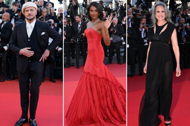 John Travolta posa para fotógrafos no tapete vermelho.