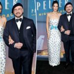 John Travolta e filha Ella Bleu coordenam-se em azul na estreia de 'Propeller One-Way Night Coach'