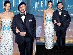 John Travolta e filha Ella Bleu coordenam-se em azul na estreia de ‘Propeller One-Way Night Coach’ John Travolta e filha Ella Bleu coordenam-se em azul na estreia de 'Propeller One-Way Night Coach'